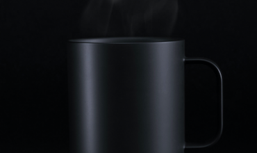 La taza inteligente Ember aparece en color negro