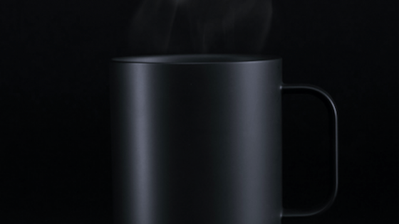 La taza inteligente Ember aparece en color negro