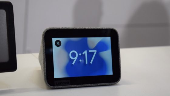 Lenovo presenta un pequeño despertador con pantalla y Google Assistant