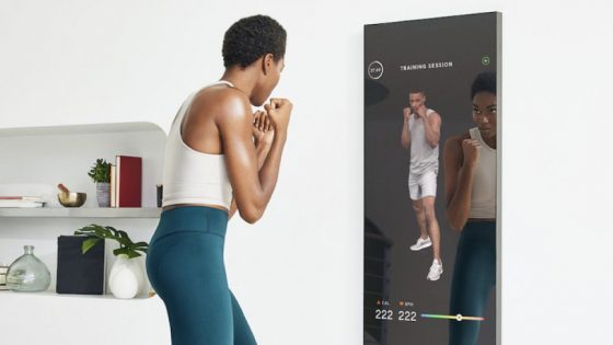Así es el espejo Smart fitness con el que puedes entrenar en casa