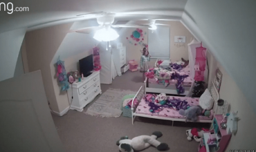 cámara Ring en una habitación de una niña de 8 años