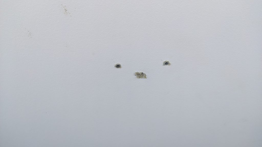 agujeros del taladro en el techo