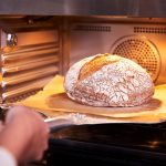 Pan recién hecho en el horno inteligente de Anova